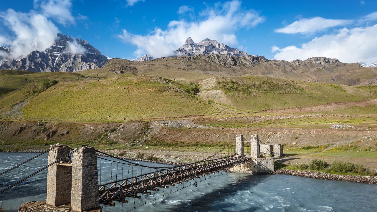 દ્રાસને સાઇબિરીયામાં ઓમ્યાકોન પછીનું વિશ્વનું બીજું સૌથી ઠંડું વસ્તી ધરાવતું સ્થળ માનવામાં આવે છે. અહીં શિયાળાનું સરેરાશ તાપમાન -20°C થી -25°C જેટલું હોય છે, જેનું ન્યૂનતમ તાપમાન જાન્યુઆરી 1995 માં -60°C નોંધાયું હતું. વધુમાં, અહીંના લોકોને ભારે હિમવર્ષા અને જોરદાર પવનનો સામનો કરવો પડે છે.