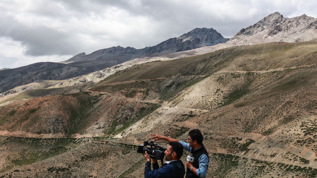 મળતી માહિતી મુજબ, દ્રાસમાં આશરે 22,000 લોકો રહે છે, જેમાંથી મોટાભાગના લોકો શિના-ભાષી ડાર્ડિક સમુદાયના છે. અહીં ઘરો મોટા પથ્થરની દિવાલોથી અને લાકડાથી બનાવવામાં આવેલ છે. આ સાથે જ પરંપરાગત કપડાં ઊન અને ફરના સ્તરોથી બનાવવામાં આવેલ છે.