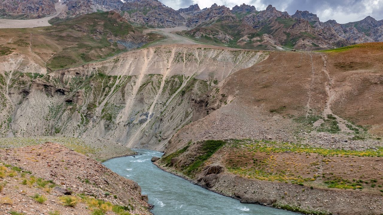 કડકડતી ઠંડી, ઠંડો બરફ જેવો પવન અને એકદમ શાંત વાતાવરણ ધરાવતા આ રાજ્યમાં રહેવું અત્યંત મુશ્કેલ અને પડકારજનક છે. અહીંના લોકોનું જીવન સંઘર્ષ અને હિંમતનું ઉદાહરણ છે. તેઓ પ્રકૃતિની કઠોર પરિસ્થિતિને માત્ર સહન કરતા નથી પણ તેની સાથે સરળતાથી જોડાઈને જીવન જીવતા શીખી ગયા છે.