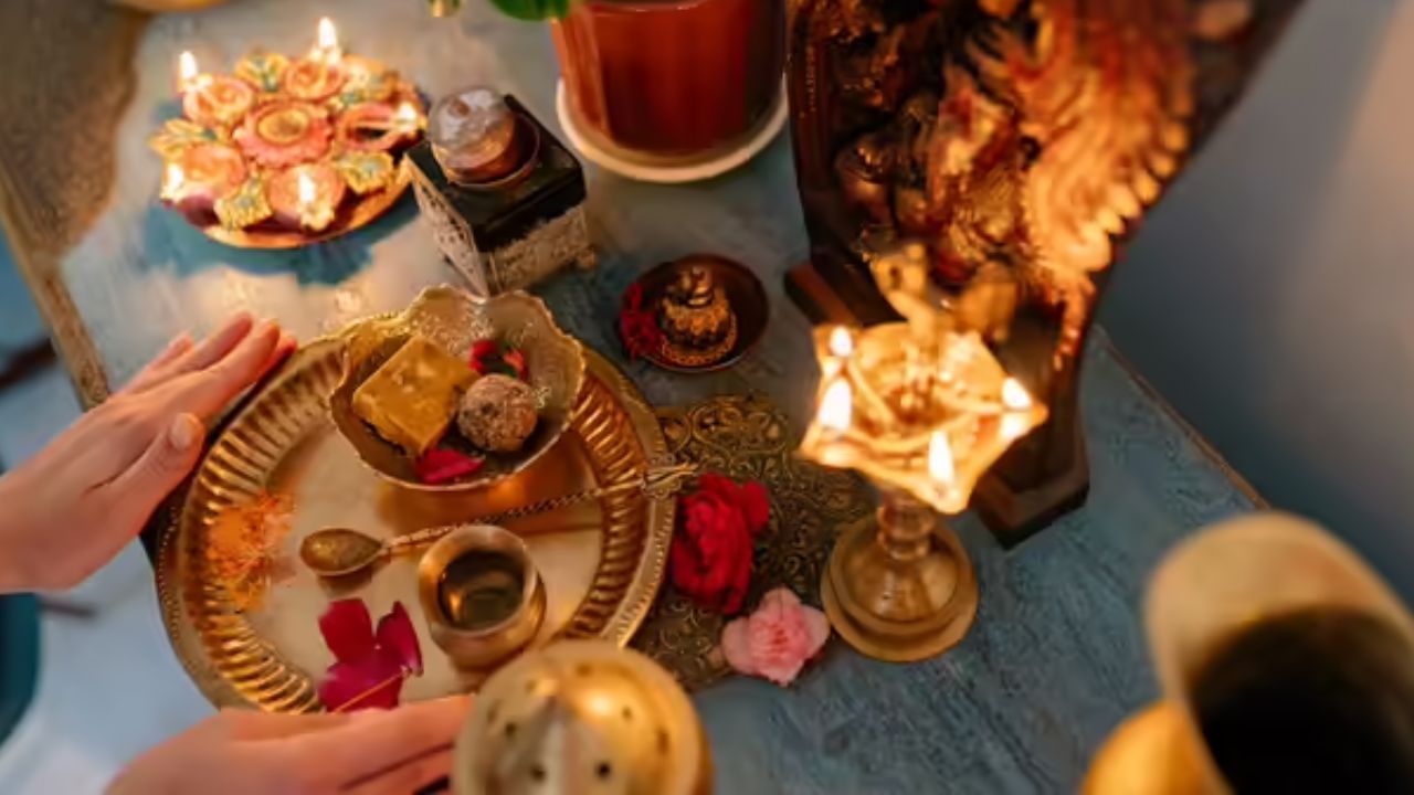 સિક્કાની પૂજા:  સંપત્તિ વધારવા માટે, શિવરાત્રી, દિવાળી અને હોળી જેવા શુભ પ્રસંગોએ રાત્રે ત્રણ તાંબાના સિક્કાની પૂજા કરો. ત્યારબાદ, તેમને તમારા તિજોરીમાં અથવા એવી જગ્યાએ મૂકો જ્યાં તમે તમારા પૈસા અને દાગીના રાખો છો. આ તમને બિનજરૂરી ખર્ચ ટાળવામાં મદદ કરી શકે છે અને તમારા ઘરમાં પૈસા એકઠા કરવામાં મદદ કરી શકે છે. આ સરળ વાસ્તુ ઉપાય સંપત્તિમાં વધારો કરી શકે છે અને તમારી આવકમાં વધારો કરી શકે છે.