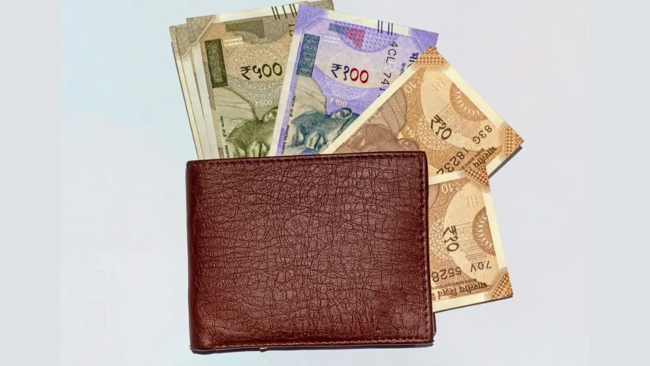 ઘરમાં સુખ, સકારાત્મકતા, શાંતિ અને સમૃદ્ધિ જાળવવા માટે ઘણા નિયમો અને ઉપાયો સૂચવવામાં આવ્યા છે. જો કોઈ વ્યક્તિ સારી કમાણી કરવા છતાં ઘરમાં પૈસા ટકતા નથી, જો કોઈ વ્યક્તિ એક પછી એક સમસ્યાઓનો સામનો કરે છે, જો કોઈને નકામા ખર્ચ થાય છે, અને જો કોઈને અવરોધોનો સામનો કરવો પડે છે, તો આ ઘરમાં વાસ્તુ દોષોને કારણે હોઈ શકે છે.