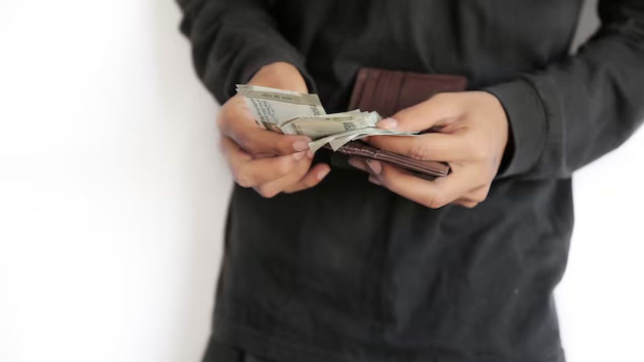 વાસ્તુ શાસ્ત્ર અનુસાર, જો ઘરમાં વાસ્તુ દોષ હોય, તો વ્યક્તિને જીવનમાં ઘણી સમસ્યાઓનો સામનો કરવો પડી શકે છે. તેને દૂર કરવા માટે, કેટલાક ખાસ વાસ્તુ ઉપાયો અજમાવી શકાય છે. આ તમારા ઘરમાંથી ગરીબી અને વાસ્તુ દોષોને દૂર કરી શકે છે. વધુમાં, પૈસા ઘરમાં રહેવા લાગે છે અને સંપત્તિમાં વધારો થાય છે. ચાલો વાસ્તુ ઉપાયો વિશે વધુ જાણીએ...