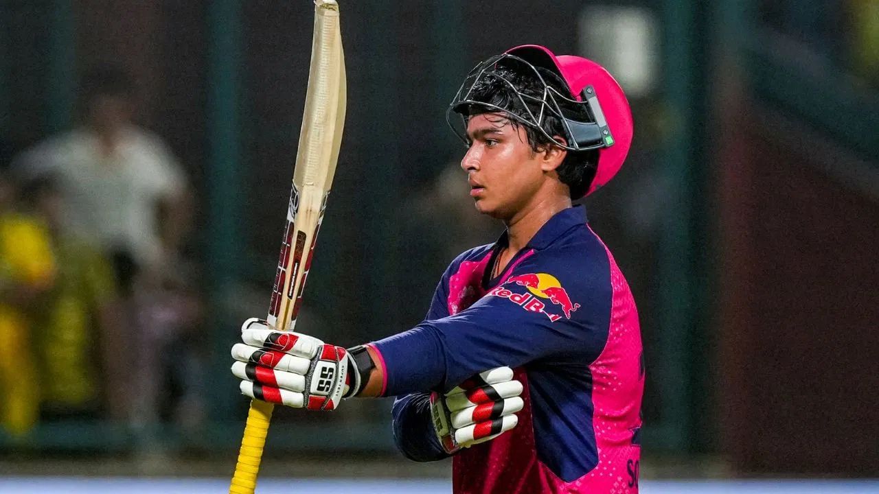 એટલું જ નહીં, વૈભવે એવી સિદ્ધિ પણ મેળવી જે ક્રિસ ગેલ, રોહિત શર્મા અને શાહિદ આફ્રિદી જેવા વિસ્ફોટક બેટ્સમેન પણ મેળવી શક્યા નહીં. વૈભવ હવે 35 કે તેથી ઓછા બોલમાં બે T20 સદી ફટકારનાર વિશ્વનો પ્રથમ બેટ્સમેન બની ગયો છે. અગાઉ, તેણે IPLમાં રાજસ્થાન રોયલ્સ માટે 35 બોલમાં સદી ફટકારી હતી.