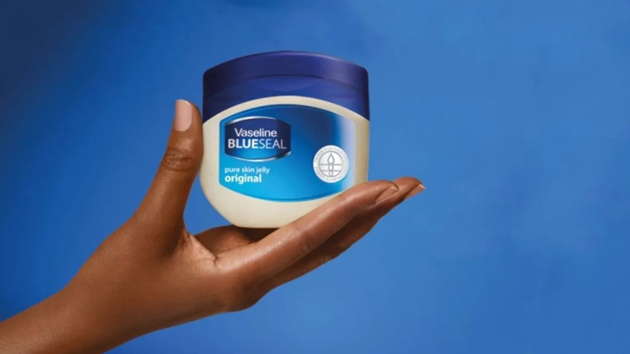 શરદીને કારણે નાક ભરાઈ જાય તો તેનો ઉપયોગ કેવી રીતે કરવો: જ્યારે તમને શરદી થાય છે, ત્યારે તમારે વારંવાર નાક સાફ કરવું પડે છે. આનાથી નાકની આસપાસની ત્વચા શુષ્ક અને લાલ થઈ શકે છે. અસરગ્રસ્ત વિસ્તારમાં વેસેલિન લગાવો. આ ત્વચાને નરમ બનાવશે. વૈકલ્પિક રીતે, વેસેલિનને થોડું ગરમ ​​કરીને તેની સુગંધ શ્વાસમાં લેવાથી પણ રાહત મળી શકે છે.
