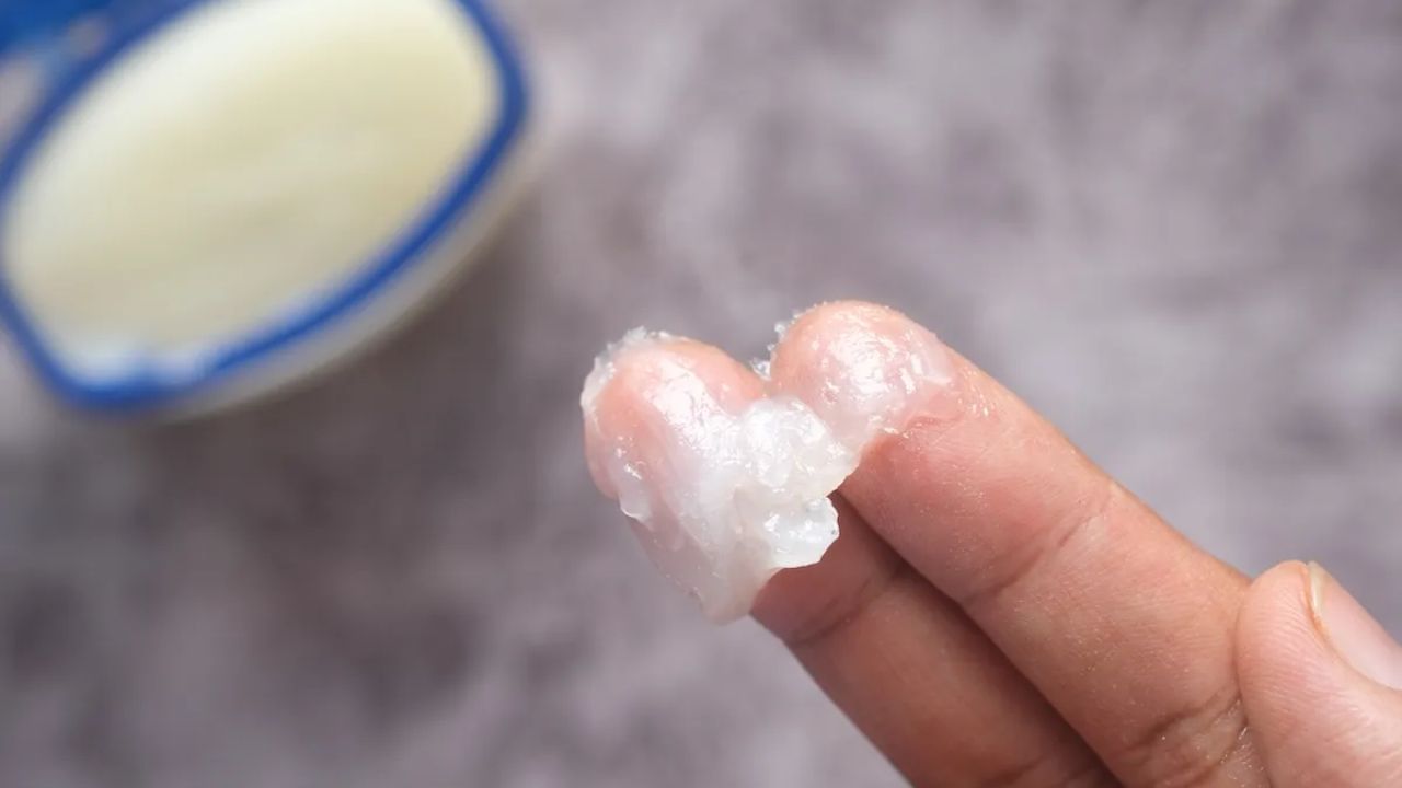 ફાટેલી એડીની સારવાર: શિયાળામાં તિરાડવાળી એડીઓ સામાન્ય છે. જો કે, જો સમયસર કાળજી લેવામાં ન આવે તો તે ખૂબ જ પીડાદાયક બની શકે છે. તમે આ માટે વેસેલિનનો ઉપયોગ કરી શકો છો. રાત્રે સૂતા પહેલા તમારી એડીઓ પર વેસેલિન લગાવો અને મોજાં પહેરો. થોડા દિવસોમાં તમારી એડીઓ નરમ થવા લાગશે.
