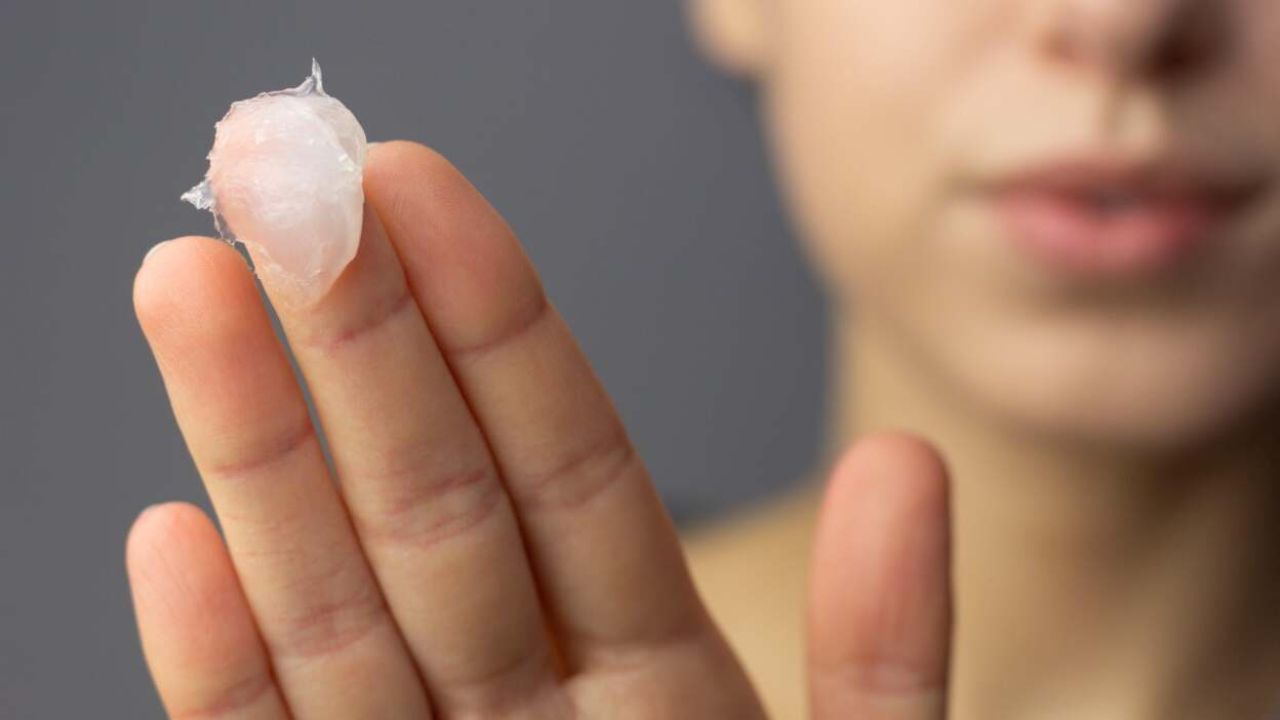 પરફ્યુમને લાંબા સમય સુધી કેવી રીતે ટકી રહે તે કેવી રીતે બનાવવું: વેસેલિન ફક્ત ત્વચાને મોઇશ્ચરાઇઝ જ નહીં પણ પરફ્યુમને લાંબા સમય સુધી ટકી રહેવામાં પણ મદદ કરે છે. પરફ્યુમ લગાવતા પહેલા તમારા કાંડા, ગરદન અને કાનની પાછળ થોડી માત્રામાં લગાવો. તેનું સુંવાળું  પડ સુગંધ જાળવી રાખે છે, જેનાથી તમારા પરફ્યુમ કલાકો સુધી ટકી રહે છે.
