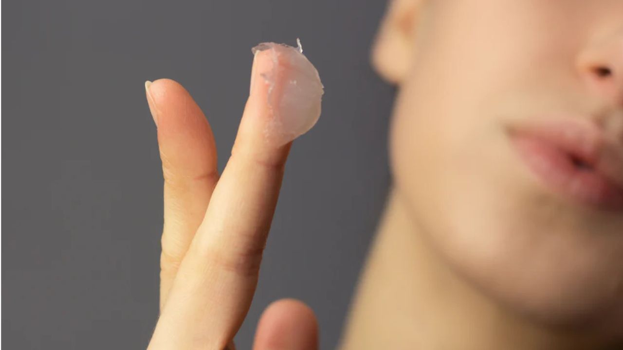 નેચરલ જેલ ટુ સેટ આઈબ્રો: વેસેલિન મેકઅપમાં પણ ખૂબ ઉપયોગી છે. જો તમારી પાસે કોઈ આઈબ્રો સેટિંગ જેલ નથી તો તમે વેસેલિનનો ઉપયોગ કરી શકો છો. થોડી માત્રામાં વેસેલિન લો અને તેને બ્રશ વડે તમારી આઈબ્રો પર લગાવો. આ વાળને સ્થાને રાખવામાં મદદ કરે છે અને તમારી આઈબ્રો શાર્પ અને ક્લીન દેખાય છે.
