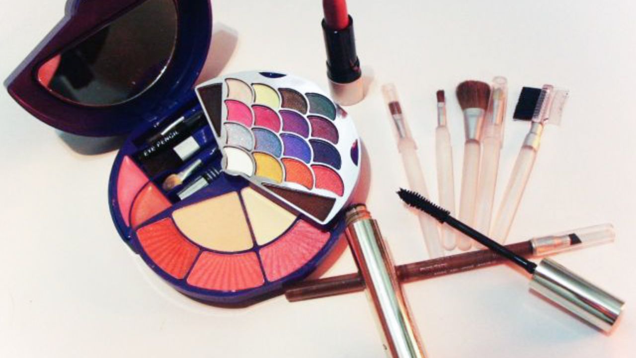 महिलाएं अक्सर अपने बैग में लिपस्टिक, मस्कारा या छोटे-मोटे गहने रखती हैं। हालाँकि, ज्योतिष शास्त्र के अनुसार, ये चीज़ें शुक्र ग्रह से जुड़ी होती हैं, जबकि ऑफिस का माहौल बुध और मंगल से जुड़ा माना जाता है। इस वजह से ये चीज़ें आपकी एकाग्रता और निर्णय लेने की क्षमता को प्रभावित कर सकती हैं।