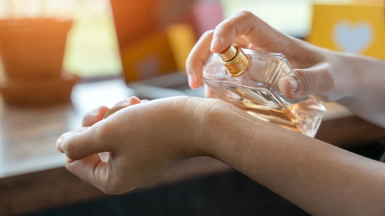 हर दिन अपने बैग में परफ्यूम या डिओडोरेंट रखना भी आपके काम में बाधा डाल सकता है। इन उत्पादों में मौजूद अल्कोहल मानसिक एकाग्रता को कमज़ोर करता है। इससे ऑफिस में गंभीरता कम हो जाती है और प्रगति धीमी हो सकती है।