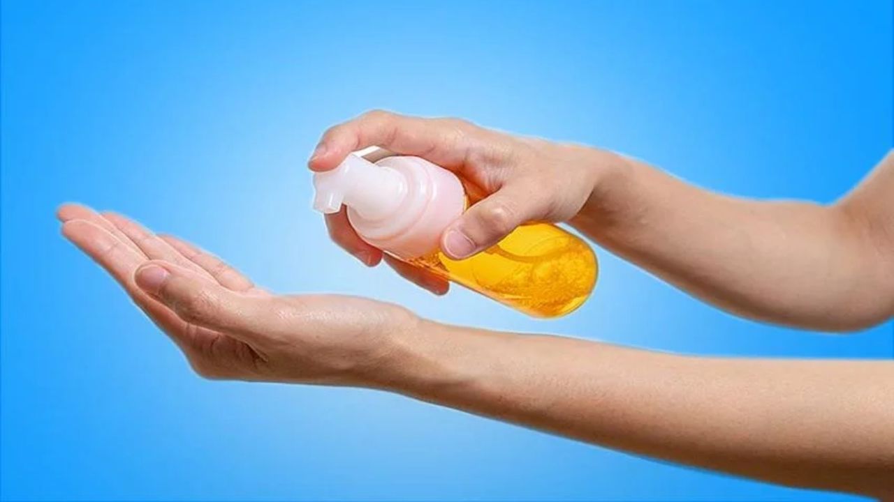 अपने ऑफिस बैग में टूथब्रश, कंघी या अन्य व्यक्तिगत स्वच्छता संबंधी सामान रखना अनुचित माना जाता है। वास्तु शास्त्र के अनुसार, ये चीज़ें आसपास की ऊर्जा को प्रभावित करती हैं, ऑफिस में नकारात्मक माहौल बनाती हैं और आपका ध्यान भटकाती हैं।