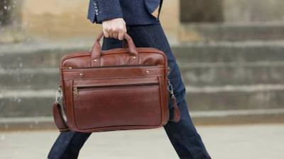 નોકરીમાં સખત મહેનતની સાથે વાસ્તુ અને જ્યોતિષના કેટલાક નિયમોનું પણ ધ્યાન રાખવું જરૂરી છે. શું તમે જાણો છો કે તમારી ઓફિસ બેગમાં રહેલી કેટલીક વસ્તુઓ તમારી પ્રગતિમાં અવરોધ લાવી શકે છે.