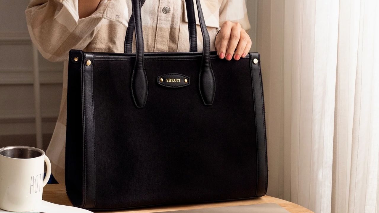 अगर आप काम में अच्छा प्रदर्शन करना चाहते हैं और अपने करियर में आगे बढ़ना चाहते हैं, तो अपने ऑफिस बैग में रखी चीज़ों पर ध्यान दें। तभी आपको नौकरी में सफलता मिल सकती है। (अस्वीकरण: ऊपर दी गई जानकारी वास्तु शास्त्र और ज्योतिष में दी गई जानकारी के आधार पर ली गई है। TV9 गुजराती इसकी पुष्टि नहीं करता है।)