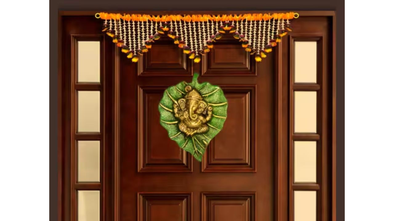 ભગવાન ગણેશનો ફોટો મૂકતી વખતે, ખાતરી કરો કે મૂર્તિનો ચહેરો અંદરની તરફ હોય. એવું માનવામાં આવે છે કે ઘરના મુખ્ય પ્રવેશદ્વાર પર ભગવાન ગણેશની મૂર્તિ મૂકવાથી સકારાત્મક ઉર્જાનો પ્રવાહ વધે છે