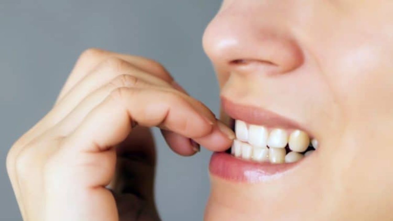 નખ દાંતના તોડવા - જ્યોતિષ અને વાસ્તુ બંને અનુસાર, નખ કરડવાને અત્યંત અશુભ માનવામાં આવે છે. આ આદત ફક્ત તમારા સ્વાસ્થ્ય માટે હાનિકારક નથી, પરંતુ તે તમારા શરીરની ઉર્જાને પણ નબળી પાડે છે. એવું કહેવાય છે કે જો કોઈ વારંવાર આવું કરે છે, તો તેના ઘરમાં સમૃદ્ધિ ધીમે ધીમે ઓછી થતી જાય છે. તેથી, આ આદત તાત્કાલિક બંધ કરવી જોઈએ.