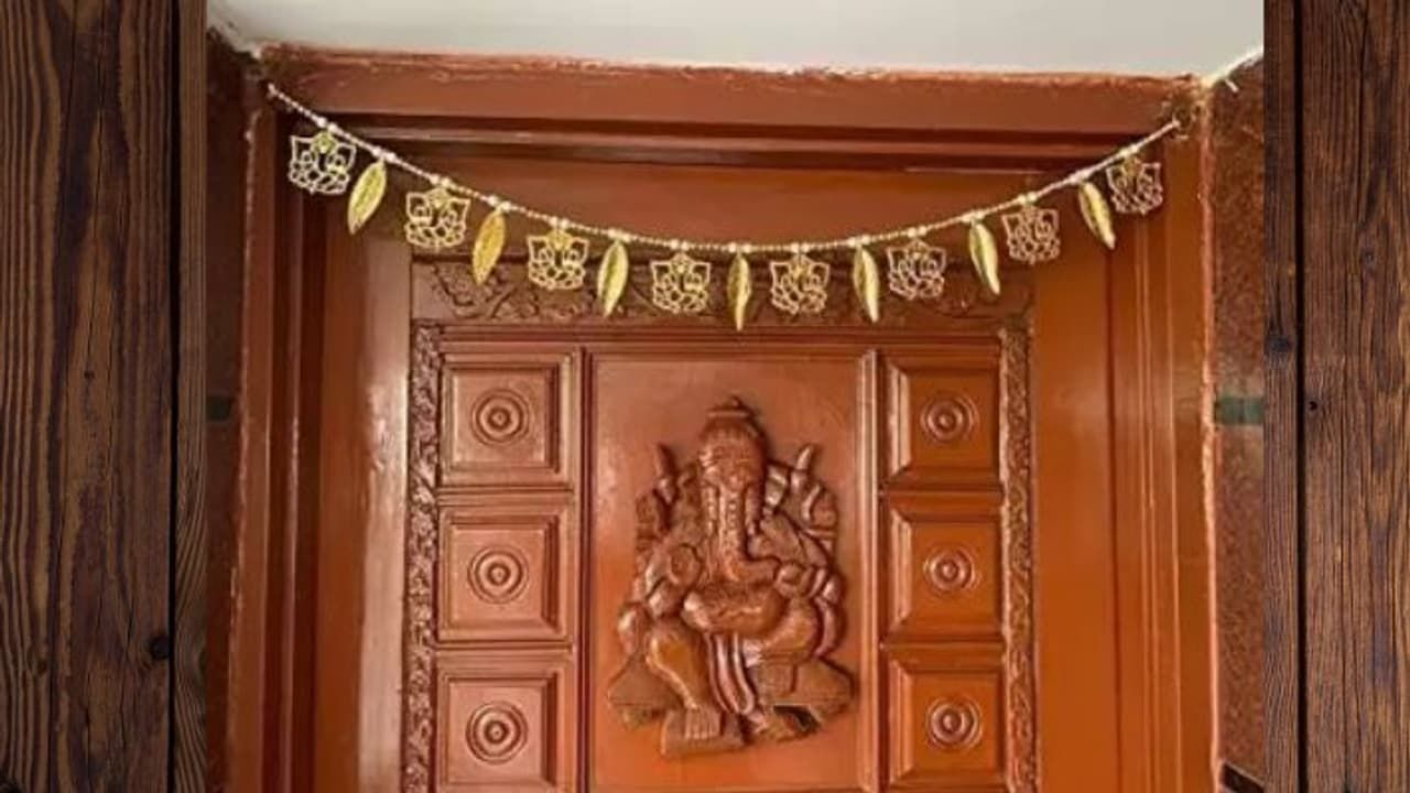 વાસ્તુ અનુસાર, મુખ્ય પ્રવેશદ્વાર પર ગણેશનો ફોટો લગાવતી વખતે દિશા પર ખાસ ધ્યાન આપવું જોઈએ. જો મુખ્ય પ્રવેશદ્વાર ઉત્તર કે દક્ષિણ તરફ હોય, તો ગણેશનો ફોટો મૂકવો શુભ છે. જો કે, એવા ઘરમાં ગણેશજીનો ફોટો કે મૂર્તિ મૂકવી જોઈએ જ્યાં મુખ્ય પ્રવેશદ્વાર પૂર્વ કે પશ્ચિમ તરફ હોય.