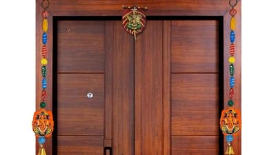 જ્યોતિષશાસ્ત્રમાં, ગણેશને પૂજા કરવા માટેના પ્રથમ દેવતા માનવામાં આવે છે. પોતાના પરિવાર માટે ગણેશના આશીર્વાદ મેળવવા માટે, લોકો ઘણીવાર તેમના મુખ્ય પ્રવેશદ્વાર પર ગણેશની મૂર્તિ મૂકે છે. તેઓ ગણપતિ બાપ્પાની ધાર્મિક પૂજા પણ કરે છે. હિન્દુ ધર્મમાં, જીવનના દુ:ખ દૂર કરવા માટે ગણેશની પૂજાનું ખૂબ મહત્વ છે. જો મુખ્ય પ્રવેશદ્વાર પાસે ગણેશની મૂર્તિ સ્થાપિત કે ફોટો લગાવવાથી શું થાય છે જાણો અહીં.