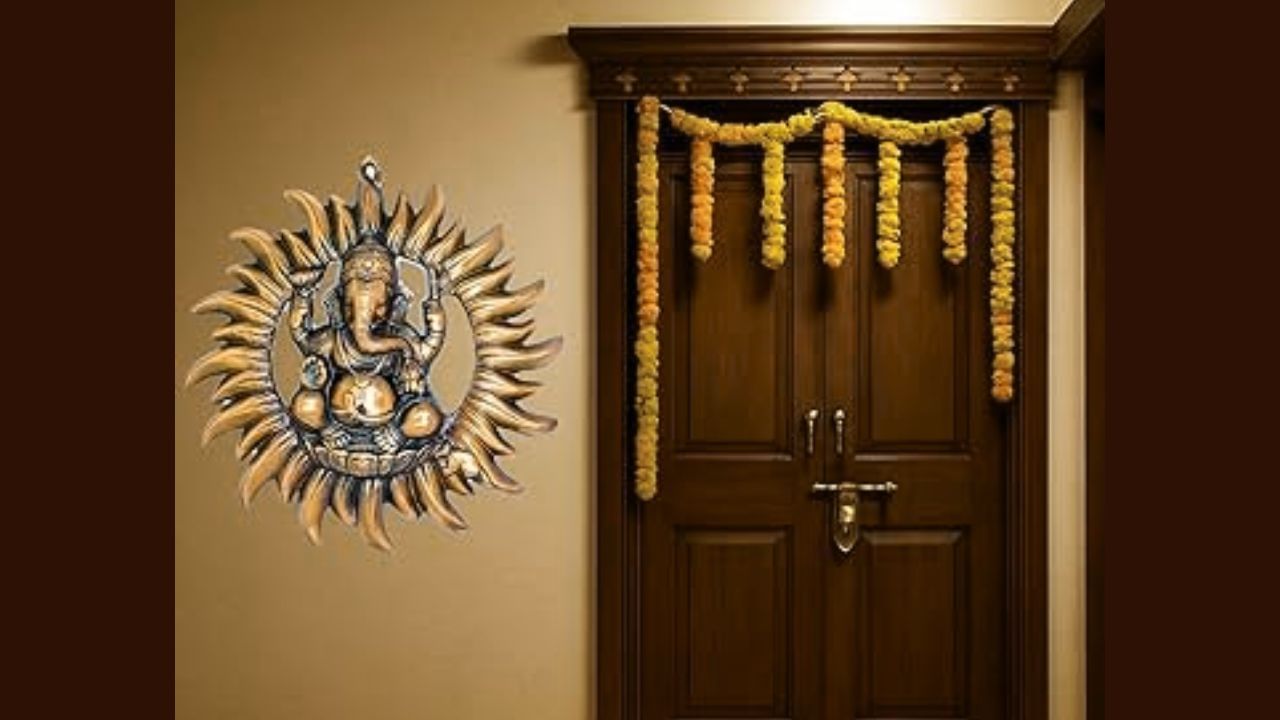 મુખ્ય પ્રવેશદ્વાર પર ગણપતિનો ફોટો ડાબી બાજુ વળેલો હોવી જોઈએ. ઘરની અંદર, ભગવાન ગણેશની સૂંઢ જમણી બાજુ વળેલી હોય તેવી તસવીર મૂકવી જોઈએ.