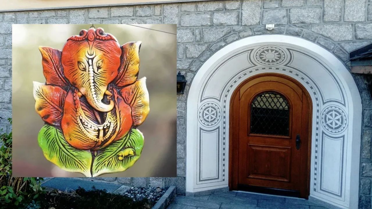 ઘરના મુખ્યદ્વાર પર ગણેશજીનો ફોટો મુકવાથી સુખ, સમૃદ્ધિ અને સુખાકારી આવે છે. ઘરના મુખ્ય દ્વારના દરવાજા ઉપર ગણેશજીની પ્રતિમાં લગાવવી અતિ શુભ માનવામાં આવે છે.