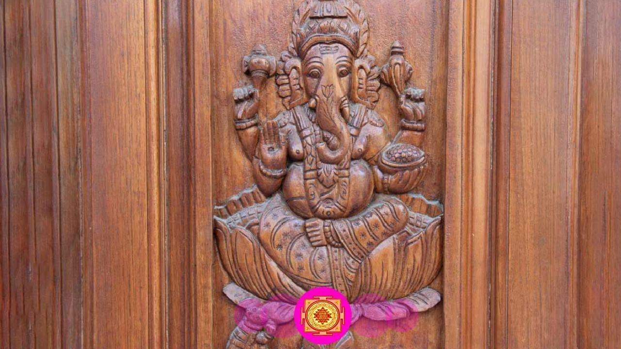 તેમજ હાથમાં લાડુ કે મોદક અને તેમનું પ્રિય વાહન, ઉંદર સાથેનો પણ ગણેશજીનો ફોટો ઘરમાં આર્થિક સમૃદ્ધિ લાવે છે .