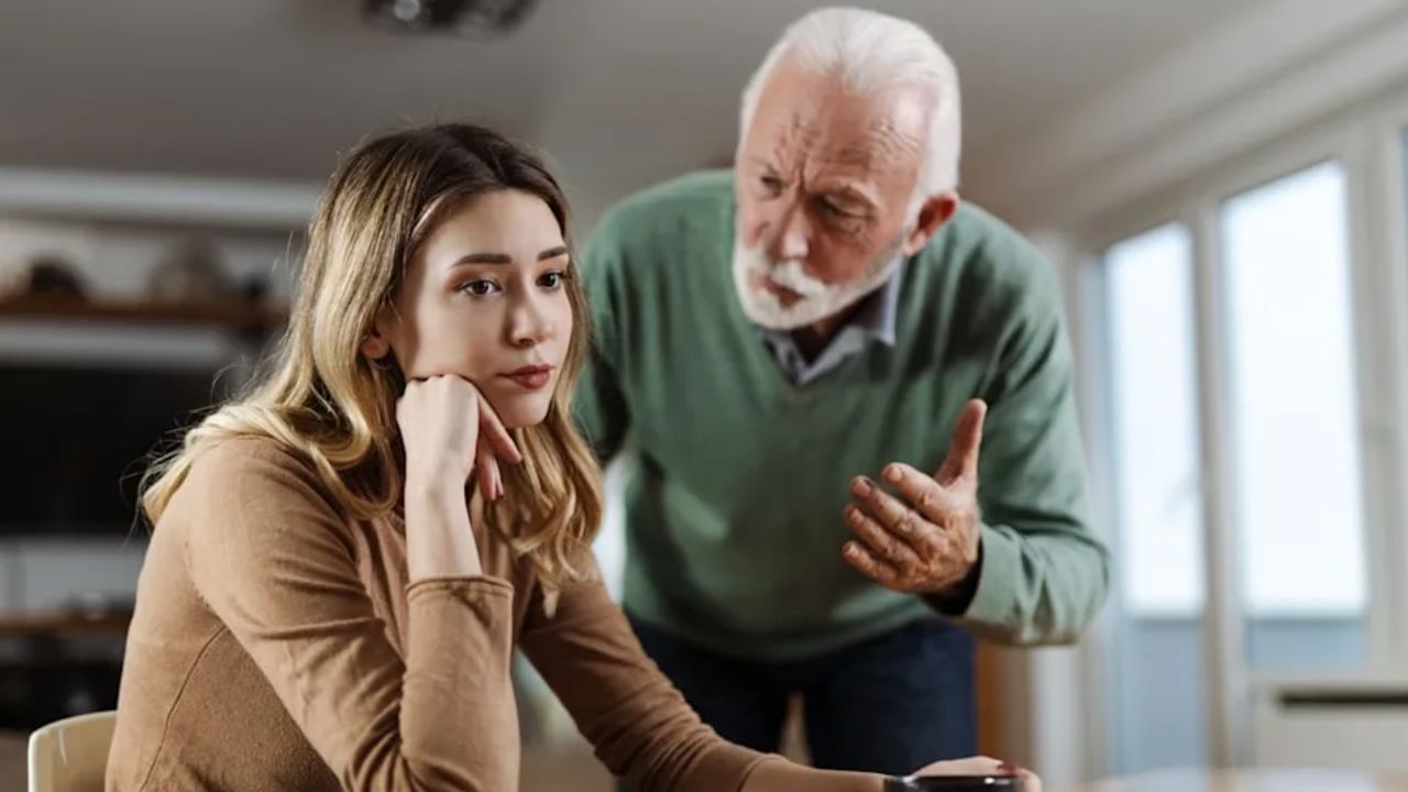 વડીલો સાથે દુર્વ્યવહાર - શાસ્ત્રો અનુસાર, જે વ્યક્તિ પોતાના સંબંધીઓ અથવા વડીલો સાથે દુર્વ્યવહાર કરે છે તે ધીમે ધીમે પોતાના આશીર્વાદ ગુમાવે છે. પરિવારમાં ઝઘડા, અપમાન અને મતભેદથી દેવી લક્ષ્મી ગુસ્સે થાય છે. તમારા માતાપિતા, ભાઈ-બહેનો અથવા સંબંધીઓ પ્રત્યે દયાળુ બનો. આનાથી ઘરમાં સકારાત્મક ઉર્જા જળવાઈ રહે છે.