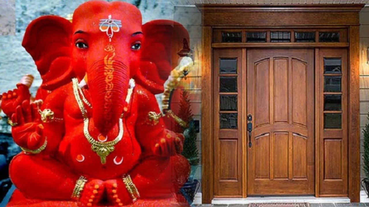 વાસ્તુ અનુસાર, મુખ્ય પ્રવેશદ્વાર પર સિંદૂર રંગનો ગણેશજીનો ફોટો એ સુખ, સમૃદ્ધિ અને સુખાકારી માટે શુભ માનવામાં આવે છે.
