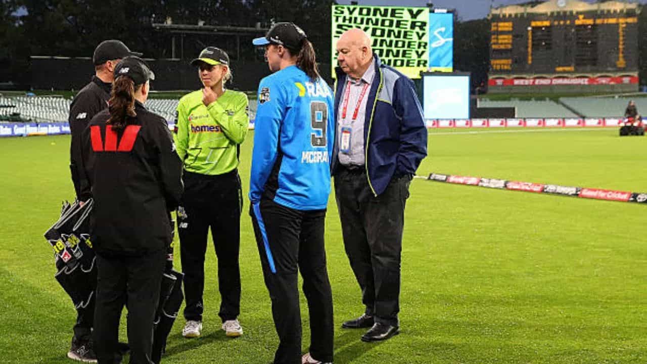 જીતવા માટે 13 બોલમાં 3 રનની જરૂર હતી અને અમ્પાયરે મેચ રદ કરી દીધી, મચી ગયો હંગામો