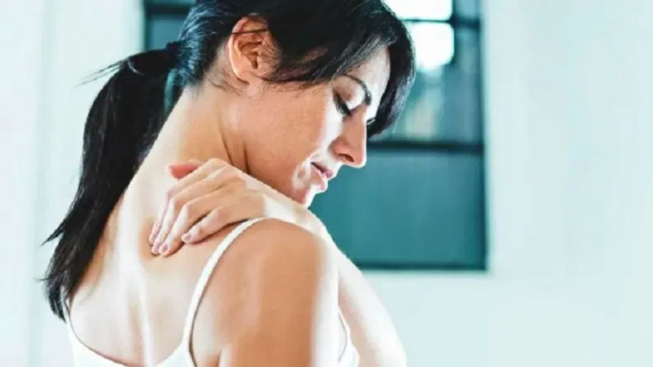 નબળા હાડકાં ફક્ત એક સરળ સ્વાસ્થ્ય સમસ્યા નથી; તે વિવિધ રોગોમાં પણ ફાળો આપી શકે છે. પ્રથમ, નબળા હાડકાં ફ્રેક્ચરનું જોખમ નાટકીય રીતે વધારે છે. વધુમાં, નબળાઈ સાંધામાં દુખાવો, પીઠ અને કમરની જડતા, ગતિશીલતા સમસ્યાઓ અને સહનશક્તિમાં ઘટાડા તરફ દોરી શકે છે. ઓસ્ટીયોપોરોસિસ, કેલ્શિયમની ઉણપ અને વિટામિન ડીની ઉણપ પણ ફાળો આપતા પરિબળો છે. નબળા હાડકાં વૃદ્ધોમાં સંતુલનને બગાડે છે, જેનાથી પડી જવાનું જોખમ વધે છે.