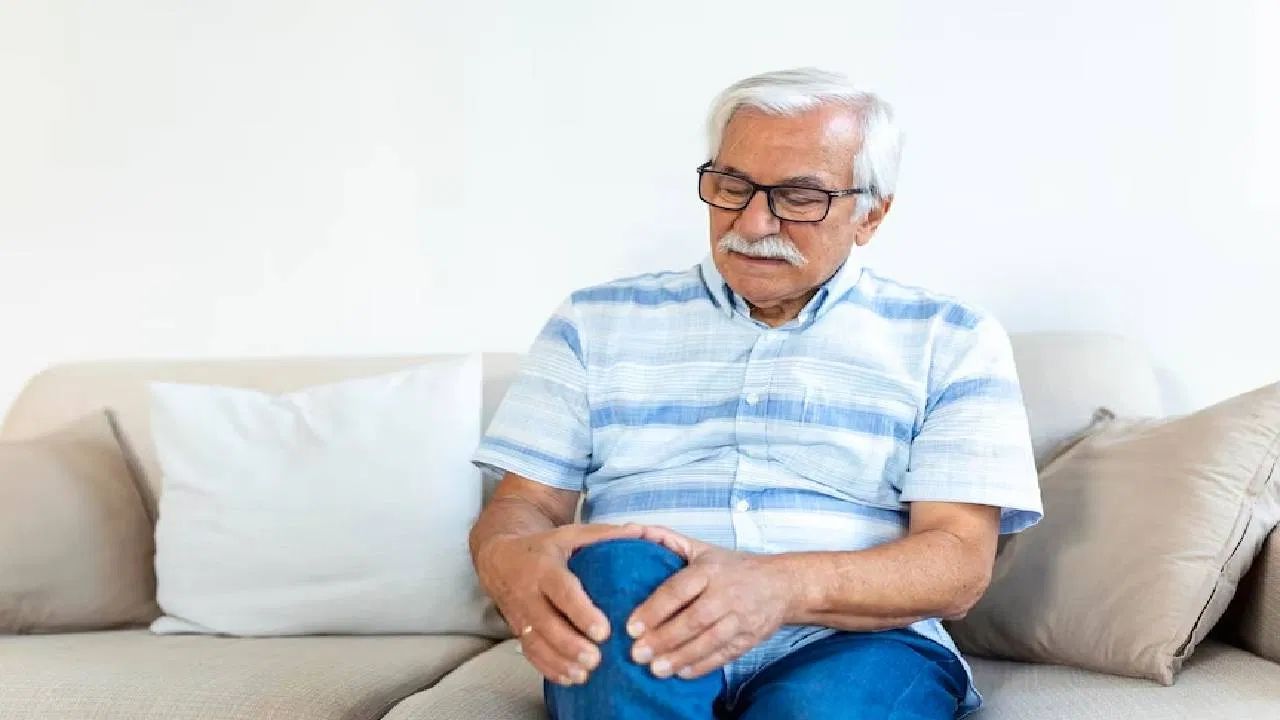 કેવી રીતે અટકાવવું? - દરરોજ 15-20 મિનિટ માટે સવારના સૂર્યપ્રકાશમાં રહો. તમારા આહારમાં કેલ્શિયમ અને વિટામિન ડીથી ભરપૂર ખોરાકનો સમાવેશ કરો. નિયમિત ચાલવું, યોગ અથવા શક્તિ કસરતો કરો. જંક ફૂડ/સોડાનું સેવન ઓછું કરો.