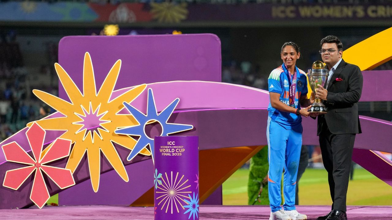 પરંતુ તમને જણાવી દઈએ કે, આ ટ્રોફી ટીમ પાસેથી પરત લેવામાં આવશે. આનું કારણ આઈસીસીનો એક નિયમ છે. આઈસીસી ટૂર્નામેન્ટમાં જીતનારી કોઈ પણ ટીમને રિયલ ટ્રોફી આપવામાં આવતી નથી.  તેના સ્થાને ડમી કે પછી રિપ્લિકા ટ્રોફી આપવામાં આવે છે.