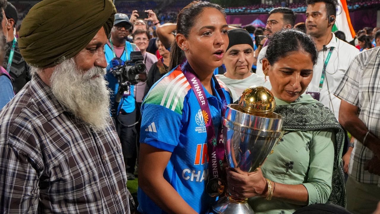  રિયલ ટ્રોફી ત્યારે મળે છે જ્યારે એવોર્ડ સેરેમની કે ફોટોશૂટ બાદ આ ટ્રોફી આઈસીસી લઈ લે છે.