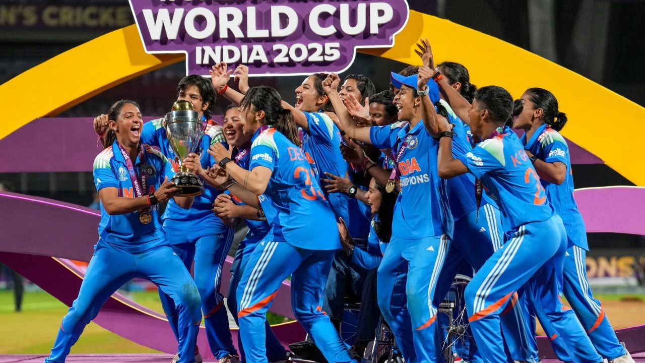 આઈસીસી વિજેતા ટીમને ડમી ટ્રોફી આપે છે જે રિયલ ટ્રોફી જેવી જ લાગે છે. જેમાં સોનું અને ચાંદીનો ઉપયોગ પણ કરવામાં આવે છે. 