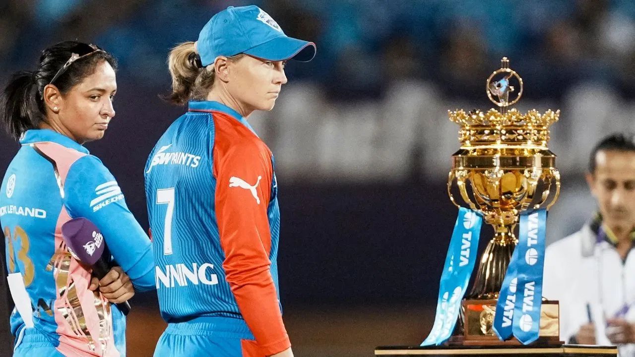  વુમન્સ પ્રીમિયર લીગ 2026ની નવી સીઝન માટે થનારા મેગા ઓક્શન પહેલા તમામ 5 ફ્રેન્ચાઈઝીએ પોતાના રિટેન્શન ખેલાડીઓની જાહેરાત કરી દીધી છે. જેમાં દિલ્હી કેપિટલ્સ અને મુંબઈ ઈન્ડિયન્સે સૌથી વધારે 5-5 ખેલાડીઓને રિટેન કર્યા છે. તેમજ યુપી વોરિયર્સે માત્ર એક ખેલાડીને રિટેન કરી છે.