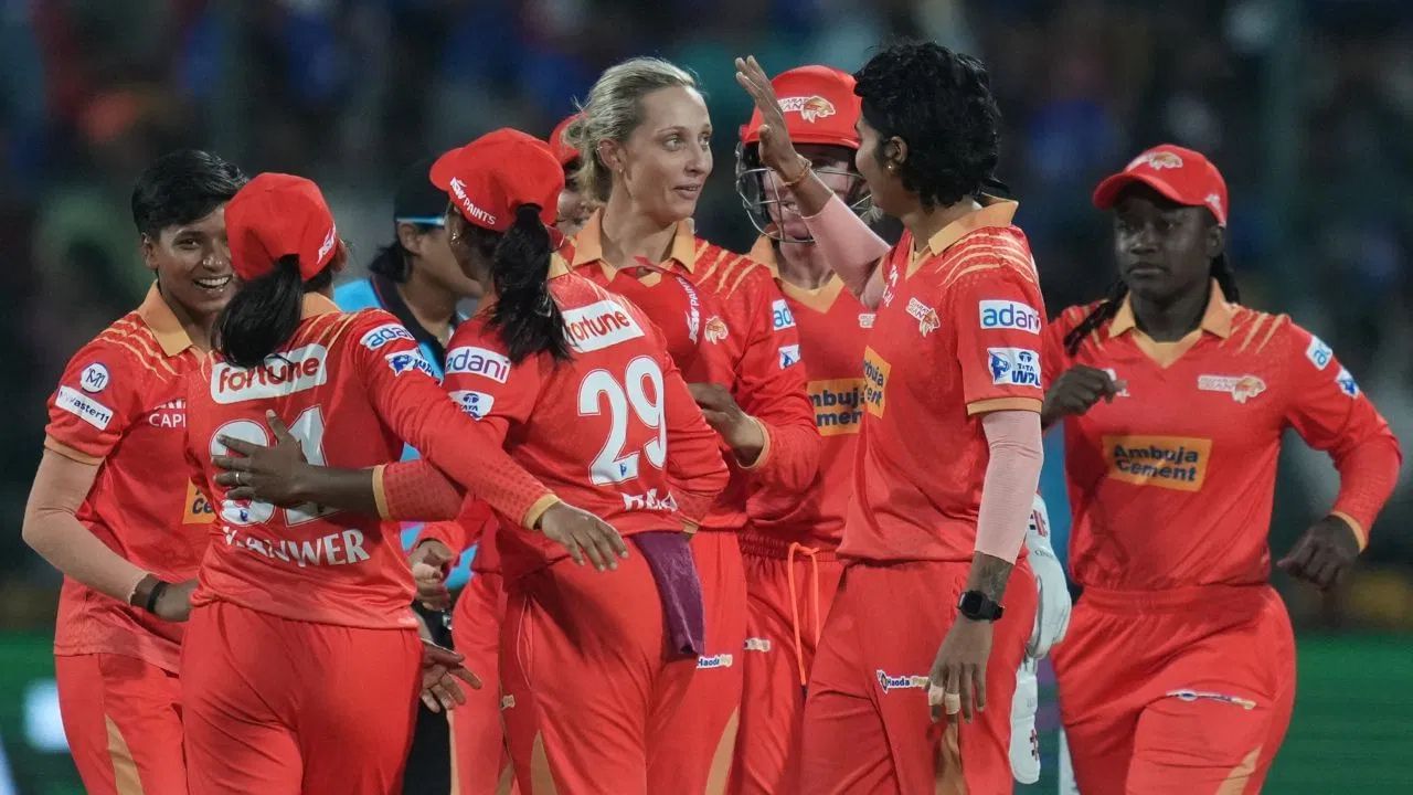 આ મામલે સૌથી આગળ યુપી વોરિયર્સની ટીમ છે. જે મેગા ઓક્શનમાં 14.5 કરોડના બજેટ સાથે ઉતરશે. એટલા માટે કારણ કે, ફ્રેન્ચાઈઝીએ માત્ર અનકૈપ્ટડ  શ્વેતા સહરાવતને 50 લાખ રુપિયામાં રિટેન કરી છે. બીજા નંબર પર ગુજરાત જાયન્ટસ છે. જેની પાસે 9 કરોડ રુપિયા વધ્યા છે. ફ્રેન્ચાઈઝીએ એશ્લી ગાર્ડનર અને બેથ મૂનીને રિટેન કરી છે.