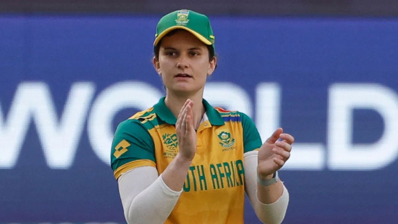 સૌથી પહેલા માર્કી ખેલાડીઓ પર બોલી લગાવવામાં આવશે, જેમાં આઠ નામોનો સમાવેશ થાય છે: દીપ્તિ શર્મા, એલિસા હીલી, લૌરા વોલ્વાર્ટ, મેગ લેનિંગ, રેણુકા સિંહ, સોફી એક્લેસ્ટોન, એમેલી કેર અને સોફી ડિવાઈન. વોલ્વાર્ટ (30 લાખ રૂપિયા) અને રેણુકા (40 લાખ રૂપિયા) સિવાય, બાકીના બધાની બેઝ પ્રાઈઝ 50 લાખ રૂપિયા છે, જે સૌથી વધુ છે.