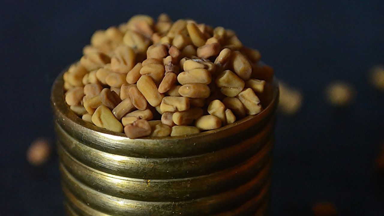 मेथी का पानी पीने से पेट साफ़ होता है। इसमें मौजूद फाइबर आंतों में जमा विषाक्त पदार्थों को बाहर निकालने, पाचन क्रिया को आसान बनाने और एसिडिटी को कम करने में मदद करता है।