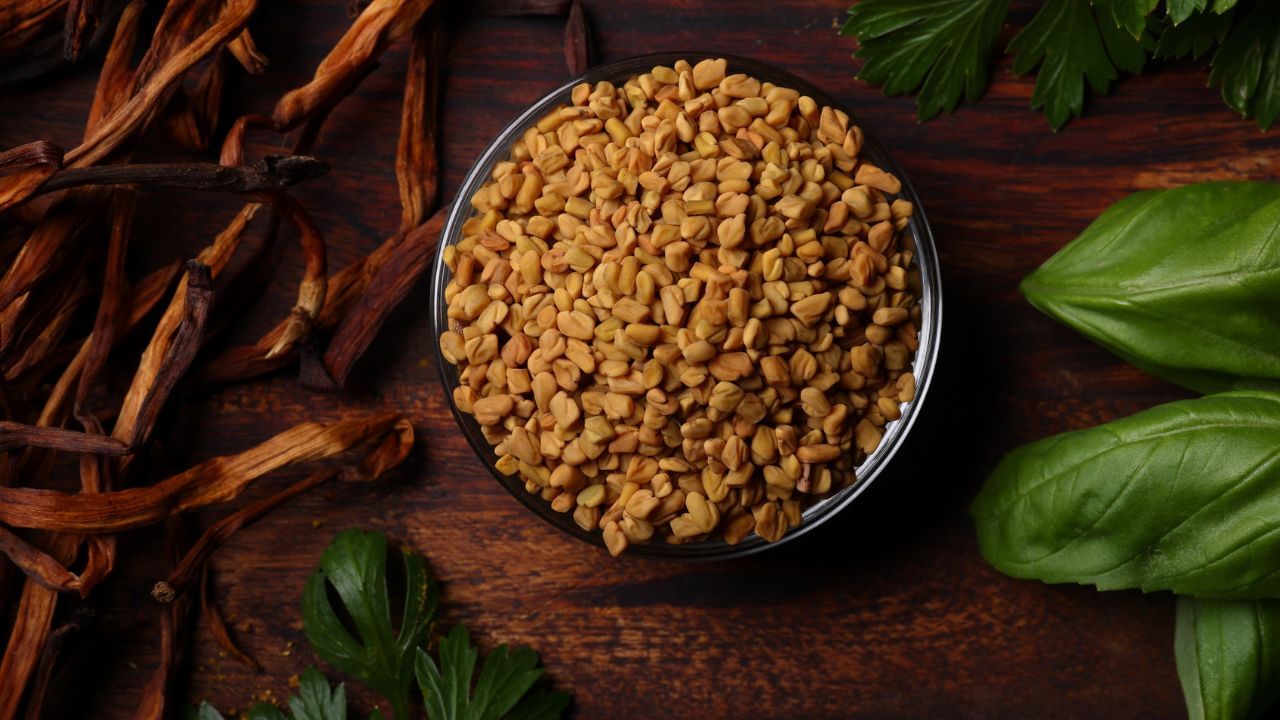 मेथी के पानी के डिटॉक्सिफाइंग और एंटी-इंफ्लेमेटरी गुण त्वचा पर भी दिखाई देते हैं। जब शरीर से विषाक्त पदार्थ और अतिरिक्त तेल बाहर निकल जाते हैं, तो मुंहासे खत्म हो जाते हैं और त्वचा प्राकृतिक रूप से चमकने लगती है।