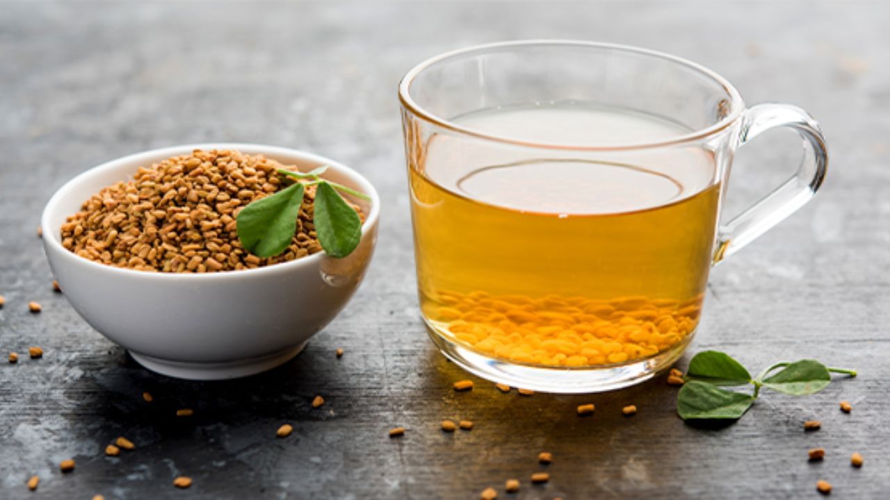 एक चम्मच मेथी के दानों को रात भर एक गिलास पानी में भिगो दें। सुबह पानी छानकर खाली पेट पिएँ। आप चाहें तो मेथी के दानों को चबा भी सकते हैं, जिससे फाइबर की मात्रा बढ़ जाती है। (नोट: इस लेख में दिए गए बिंदु प्राथमिक जानकारी के आधार पर तैयार किए गए हैं। स्वास्थ्य से जुड़ा कोई भी प्रयोग या निर्णय लेने से पहले किसी अनुभवी चिकित्सक या संबंधित क्षेत्र के विशेषज्ञ से सलाह लेना उचित है।)