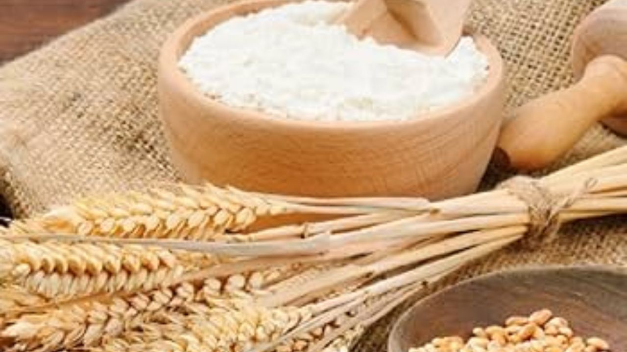 લોટ રાખવા માટે તમે જે પણ કન્ટેનર અથવા ડ્રમનો ઉપયોગ કરો છો, તેનો ઉપયોગ કરતા પહેલા તેને સારી રીતે ધોઈને સૂકવી લો. જો સૂર્ય ખૂબ જ તેજ હોય તો કન્ટેનરને બે દિવસ માટે તડકામાં છોડી દો. આનાથી બધી ભેજ દૂર થઈ જશે અને કોઈપણ જંતુઓ અથવા તેમના ઇંડા મરી જશે. કન્ટેનર સંપૂર્ણપણે સૂકું હોવું જોઈએ, નહીં તો લોટ ઝડપથી ભેજ વાળો થઈ શકે છે.