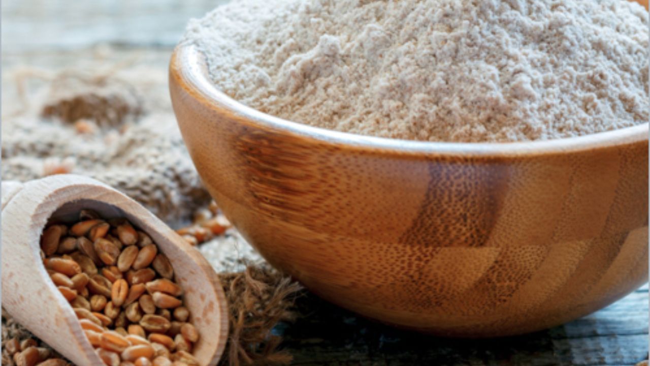 લીમડાનો ઉપયોગ સદીઓથી અનાજ સાચવવા માટે કરવામાં આવે છે. તેની કડવી સુગંધ જંતુઓને દૂર રાખે છે. લોટ કે ઘઉંનો સંગ્રહ કરતી વખતે દરેક લેવલ વચ્ચે થોડા સૂકા લીમડાના પાન અથવા ડાળીઓ મૂકો. ઉપર અને નીચે બંને બાજુ લીમડો રાખો. આ તમારા ઘઉં કે લોટમાં જંતુઓનો ઉપદ્રવ અટકાવશે, તેને લાંબા સમય સુધી તાજો રાખશે.