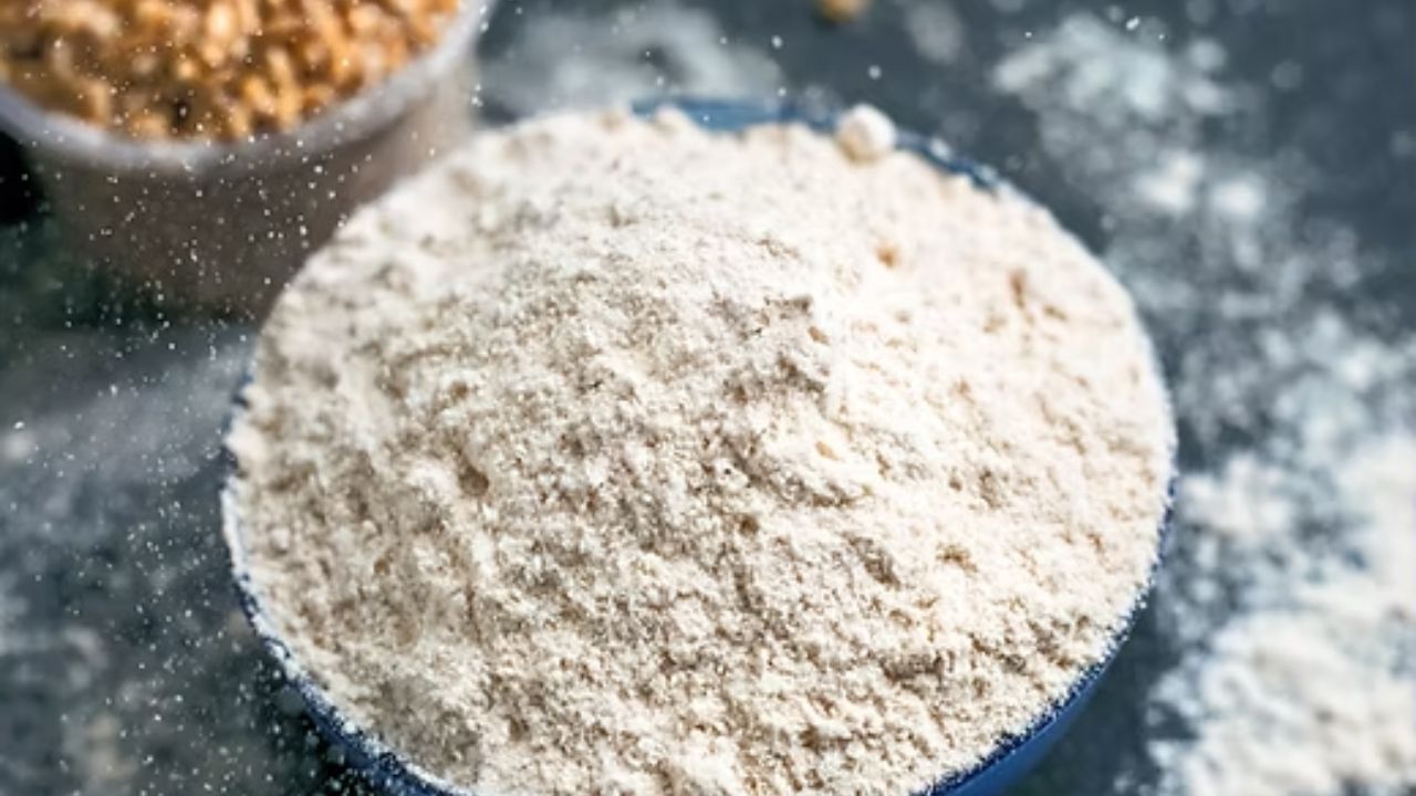 ઘણા લોકો પ્લાસ્ટિકના કન્ટેનરમાં લોટ અથવા ઘઉંનો સંગ્રહ કરે છે, પરંતુ આ સાચી રીત નથી. પ્લાસ્ટિકના કન્ટેનર હવાની અવર જવર રહેતી નથી. જેના કારણે અંદર ભેજ એકઠો થાય છે, જેના કારણે ઘઉં બગડે છે. કાપડની કોથળી, સ્ટીલ અથવા લોખંડના ડ્રમનો ઉપયોગ કરવો બેસ્ટ છે. આ અનાજને હવા પૂરી પાડે છે અને જંતુઓ દૂર રાખે છે.