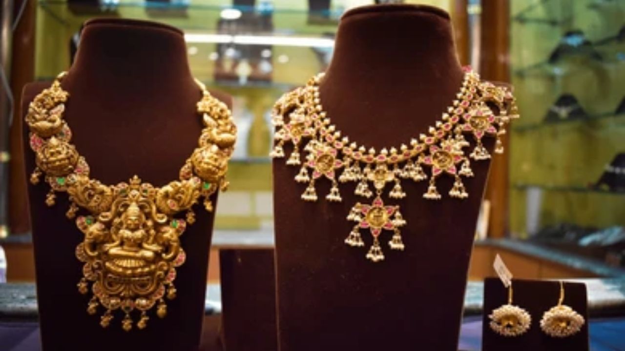 છેલ્લા કેટલાક દાયકાઓથી ભારત સોનાની માગમાં સતત મુખ્ય ખેલાડી રહ્યું છે, પરંતુ 2024માં તે ચીનને પાછળ છોડીને દાગીનાના વપરાશમાં ટોપ પર રહ્યો છે. આ જ સમયગાળા દરમિયાન ચીનનો વપરાશ આશરે 479.3 ટન હતો.