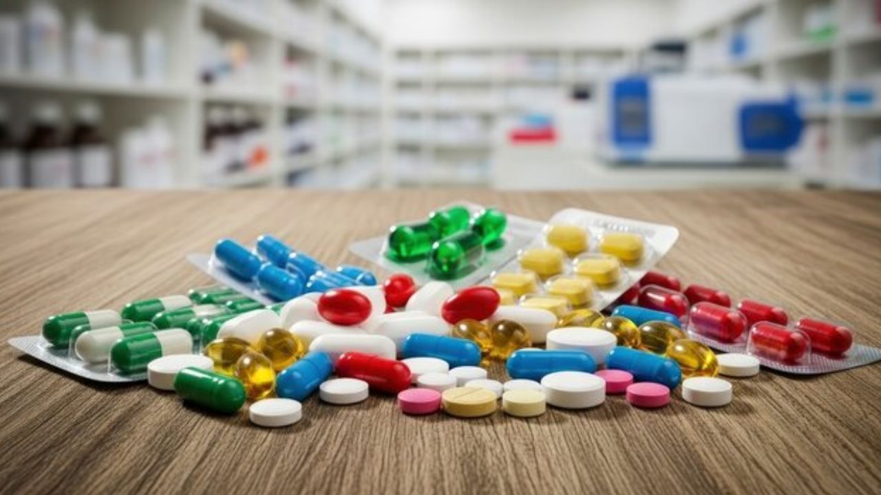 રંગની સાયકોલોજી અસર શું છે?: આ ઉપરાંત દવાઓના રંગો આપણા મન પર પણ અસર કરે છે. ફાર્માસ્યુટિકલ કંપનીઓ દવાઓના રંગો કાળજીપૂર્વક પસંદ કરે છે. વાદળી રંગ શાંતિ અને શાંતિ સાથે સંકળાયેલ છે. તમે કદાચ જોયું હશે કે ઘણી ઊંઘની ગોળીઓ અથવા સ્ટ્રેસની દવાઓ વાદળી હોય છે. લાલ રંગ ઉત્સાહ અને ઉર્જા દર્શાવે છે, તેથી જ આ રંગનો ઉપયોગ ઘણીવાર ઉર્જા વધારતી દવાઓમાં થાય છે.