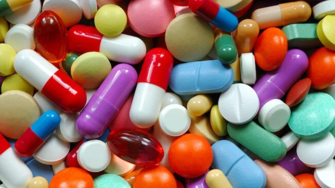 આ રંગોનો અર્થ શું છે?: દવાઓ ઘણા રંગોમાં આવે છે, જેમ કે લાલ, લીલો, વાદળી, પીળો અને કાળો પણ. આ રંગો પાછળનું કારણ ફક્ત તેમને સુંદર કે આકર્ષક બનાવવાનું નથી. તેમનું નોંધપાત્ર મહત્વ છે. આ પાછળ ઘણા વૈજ્ઞાનિક કારણો છે. હકીકતમાં આ રંગો એક જ સમયે અનેક દવાઓ લેતા લોકો માટે ફાયદાકારક છે. જે લોકો દવાના નામ વાંચી શકતા નથી અથવા વૃદ્ધો માટે, આ રંગો દવાઓ ઓળખવાનું સરળ બનાવે છે.