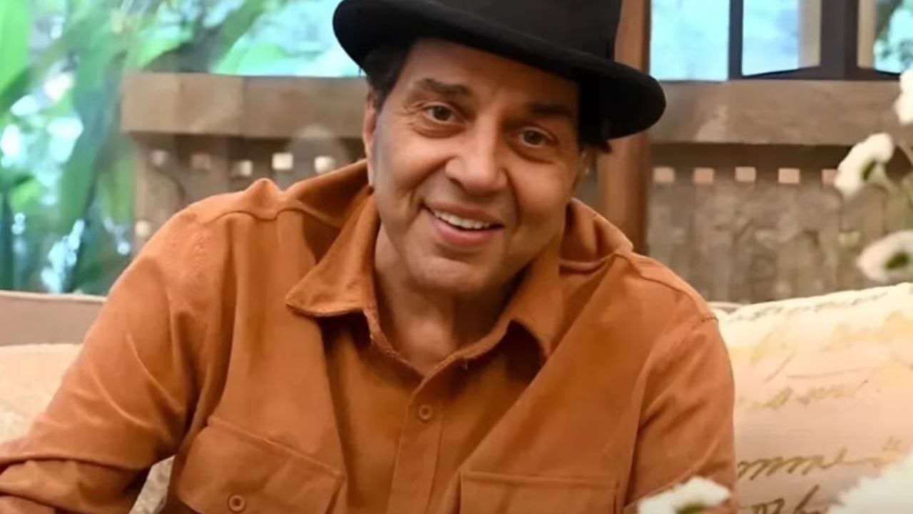 1966માં "ફૂલ ઔર પથ્થર" ની રિલીઝ થઈ હતી. આ ફિલ્મમાં ધર્મેન્દ્ર પહેલીવાર શર્ટલેસ દેખાયા. તે સમયે આ એક નોંધપાત્ર સિદ્ધિ હતી. તેમનું ટોન બોડી, આત્મવિશ્વાસ અને ગુસ્સે ભરેલું એક્શન દ્રશ્યોએ દર્શકોને મોહિત કર્યા. આ ફિલ્મ એટલી હિટ રહી કે તેણે ધર્મેન્દ્રની એક્શન હીરો તરીકેની છબી મજબૂત કરી. ઉદ્યોગ અને મીડિયાએ તેમને બોલિવૂડના હી-મેન તરીકે ઓળખાવ્યા હતા.
