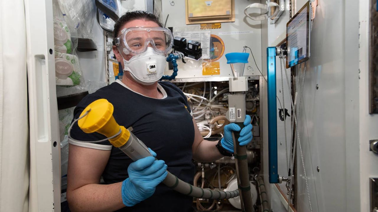 તે કેવી રીતે કાર્ય કરે છે?: સ્પેસ ટોયલેટમાં શક્તિશાળી suction systemsથી સજ્જ છે જે અવકાશયાત્રીઓના શરીરમાંથી કચરો ખેંચે છે જ્યારે તેઓ બહાર નીકળે છે અને તેને અલગ ચેમ્બરમાં જમા કરે છે. હવાનું દબાણ, તાપમાન અને બેક્ટેરિયા નિયંત્રણ જેવી જટિલ સિસ્ટમો પણ તેમાં સામેલ છે. આ જ કારણ છે કે તેને નોર્મલ ટોયલેટ જેવું બનાવવું અશક્ય છે.
