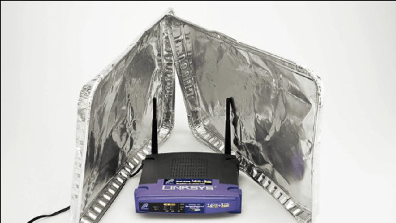 રાઉટરમાં એન્ટેના હોય છે જે સિગ્નલોનું પ્રસારણ હોય. આ સિગ્નલો રેડિયો તરંગોની જેમ ફેલાય છે. જો તમારા વાઇ-ફાઇ સિગ્નલ નબળું હોય કે દિવાલો, ફ્લોર અને બારીઓ સિગ્નલને અવરોધે છે, જે તેને ચોક્કસ વિસ્તારોમાં પહોંચતા અટકાવે છે. આવા કિસ્સાઓમાં, એલ્યુમિનિયમ ફોઇલને રોલ અપ કરો અને તેને રાઉટરની પાછળ મૂકો, જેની ચળકતી બાજુ અંદરની તરફ હોય. આ સિગ્નલને બૂસ્ટ કરે છે. 