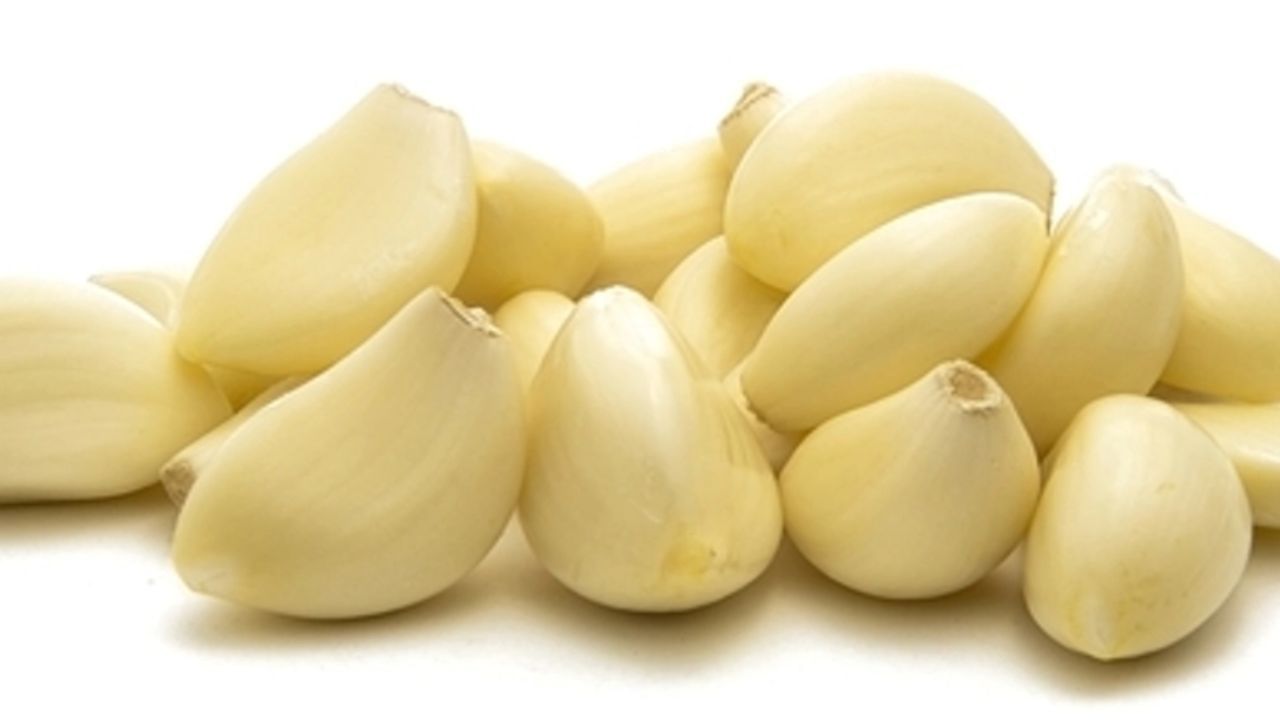 લસણમાં રહેલા સલ્ફર સંયોજનો કોલેસ્ટ્રોલને નિયંત્રિત કરવામાં મદદ કરે છે. ખાલી પેટે દરરોજ લસણની એક કળી ખાવાથી હૃદયના સ્વાસ્થ્ય માટે ફાયદાકારક સાબિત થઈ શકે છે.(નોંધ: આ લેખમાં આપેલા મુદ્દાઓ પ્રાથમિક માહિતીઓને આધારે તૈયાર કરવામાં આવ્યા છે. આરોગ્યને લાગતાં કોઈ પણ પ્રયોગ કે નિર્ણય લેતા પહેલા અનુભવી તબીબ અથવા જે તે વિષયના નિષ્ણાંતની સલાહ લેવી હિતાવહ છે.)