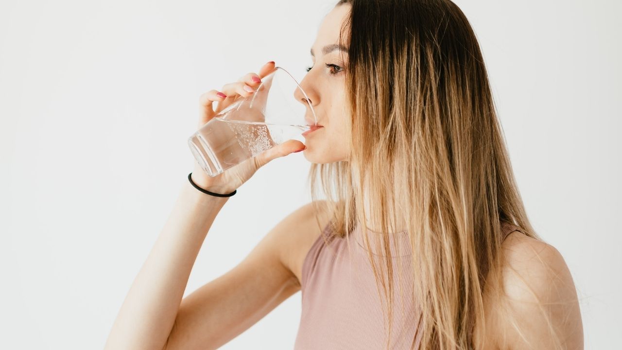 દિવસ દરમિયાન 2.5 થી 3 લિટર પાણી પીવાની સલાહ આપવામાં આવે છે, કારણ કે પાણી શરીરના અનેક મહત્વપૂર્ણ કાર્યોને સરળ બનાવે છે. લીવર અને કિડનીના ડિટોક્સિફિકેશનથી લઈને ત્વચાનો ભેજ જાળવવા અને માનસિક સ્વાસ્થ્ય સુધારવા સુધી પાણીની મોટી ભૂમિકા છે. પાણીની કમી થાય તો થાક, શુષ્ક મોં, શુષ્ક ત્વચા, ચક્કર આવી જવું, પેશાબ ઓછી થવી અને સ્નાયુઓમાં ખેંચાણ જેવા લક્ષણો દેખાઈ શકે છે.