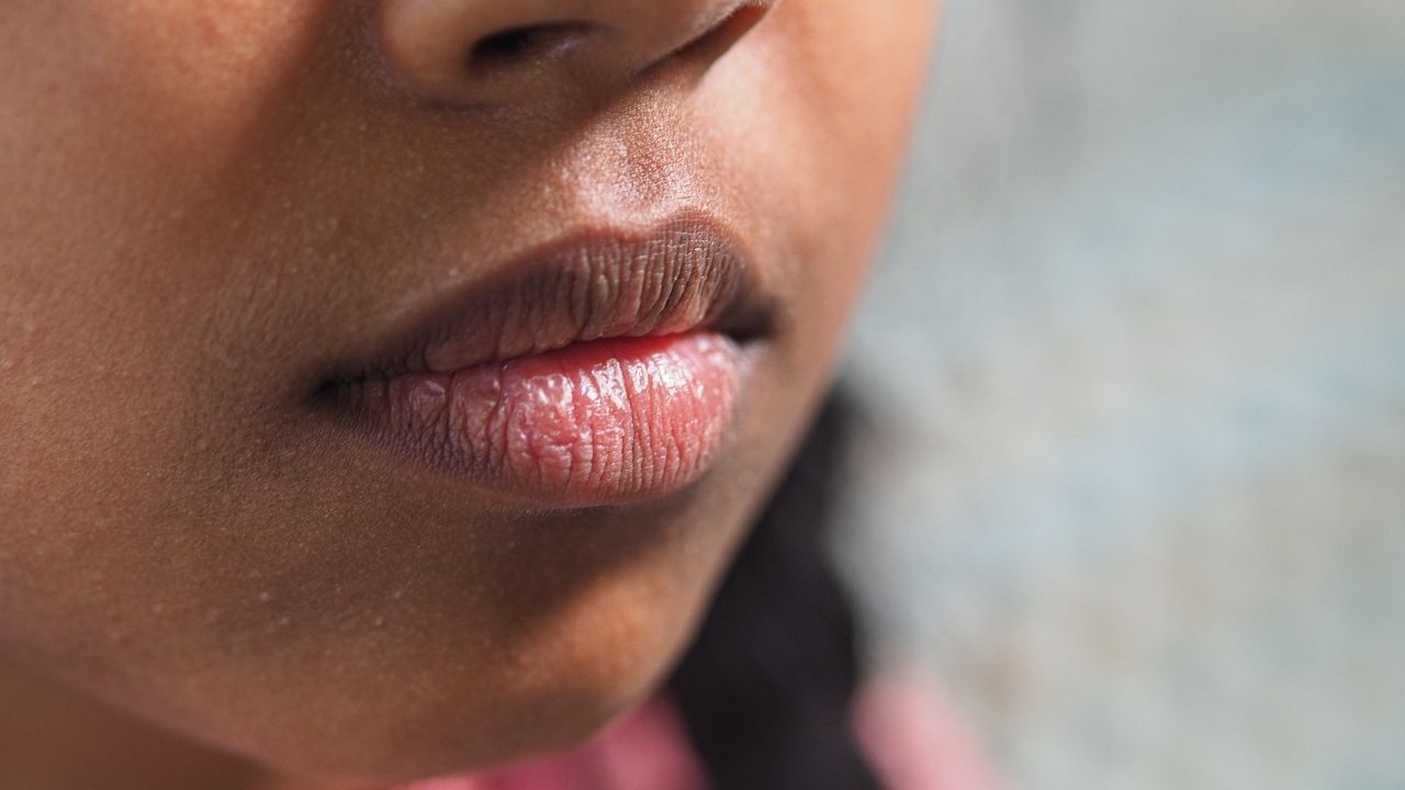 હાઇડ્રેશનની જરૂરિયાત દર્શાવતી કેટલીક નિશાનીઓ હોય છે, જેમ કે સૂકા હોઠ, ખરાશવાળું મોં, માથાનો દુખાવો, સુસ્તી અને પેશાબનો રંગ ઘાટો પીળો થવો. શરીરમાં પાણીની અછત થાય ત્યારે મગજ સુધી ઓક્સિજનનું પ્રમાણ ઘટે છે, જેના કારણે થકાવટ, ચીડિયાપણું અને માથાનો દુખાવો વધી શકે છે. આવી સ્થિતિમાં માત્ર પાણી પીવાથી વધારે, અન્ય પ્રવાહી પીવું પણ ફાયદાકારક રહે છે.