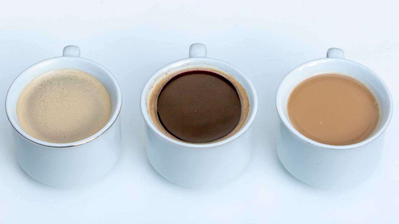 બીજી બાજુ, કેટલીક આદતો પણ શરીરને ડિહાઇડ્રેટ કરે છે. શિયાળામાં ચા–કોફીનું સેવન વધી જાય છે, પરંતુ કેફીન શરીરમાં પાણીની અછત ઊભી કરી શકે છે. આલ્કોહોલ પણ ડિહાઇડ્રેશનનું મુખ્ય કારણ છે, તેથી તેનો ઉપયોગ ઘટાડવો જોઈએ. કેટલીક દવાઓ પણ વારંવાર પેશાબ થવાનું કારણ બને છે, જેથી વધુ પ્રવાહી લેવું પડે. જો તમે વધારે સૂર્યપ્રકાશમાં રહો છો અથવા ભારે કસરત કરો છો તો ઇલેક્ટ્રોલાઇટ્સ સાથેનું હાઇડ્રેશન ખૂબ જ જરૂરી બને છે.